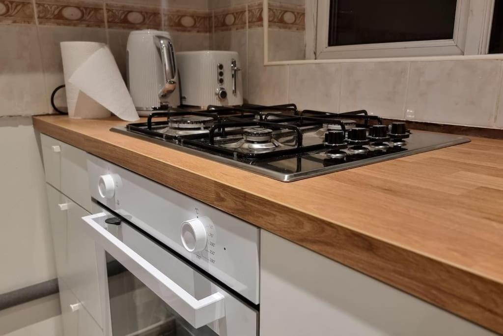 Spacious 2 Bed Bungalow 엔필드 외부 사진
