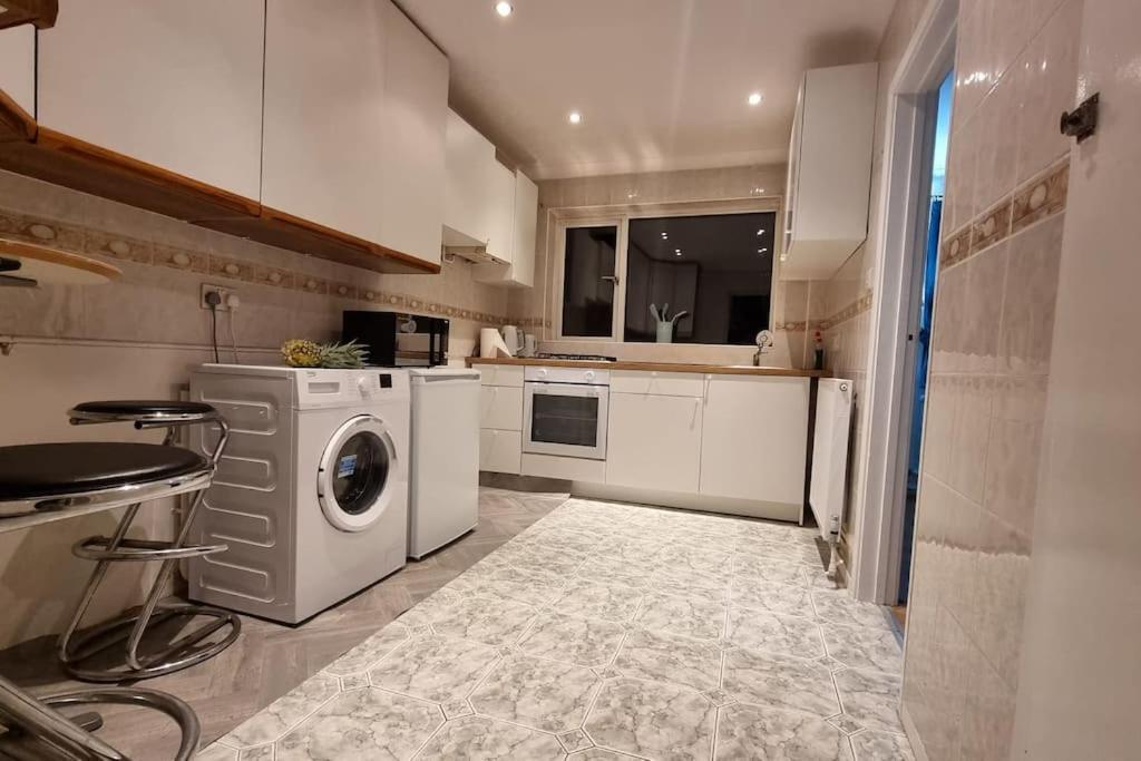 Spacious 2 Bed Bungalow 엔필드 외부 사진
